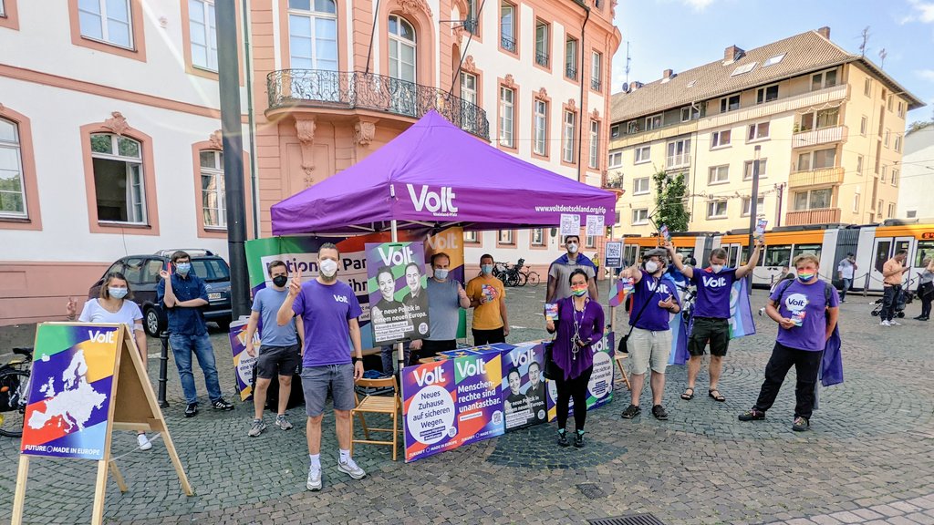 Das Team von #Volt #Mainz, Spitzenkandidatin <a href="/MullerRebekka/">Rebekka Müller</a> sowie die rheinland-pfälzische Spitzenkandidatin <a href="/AlexBarsuhn/">Alexandra</a> stehen bis 18 Uhr für euch am Mainzer Schillerplatz bereit - danach geht es beim Meet&amp;Greet am Rhein weiter. #votevolt #Wahlswiper #btw21 #BTWahl2021 #btw2021