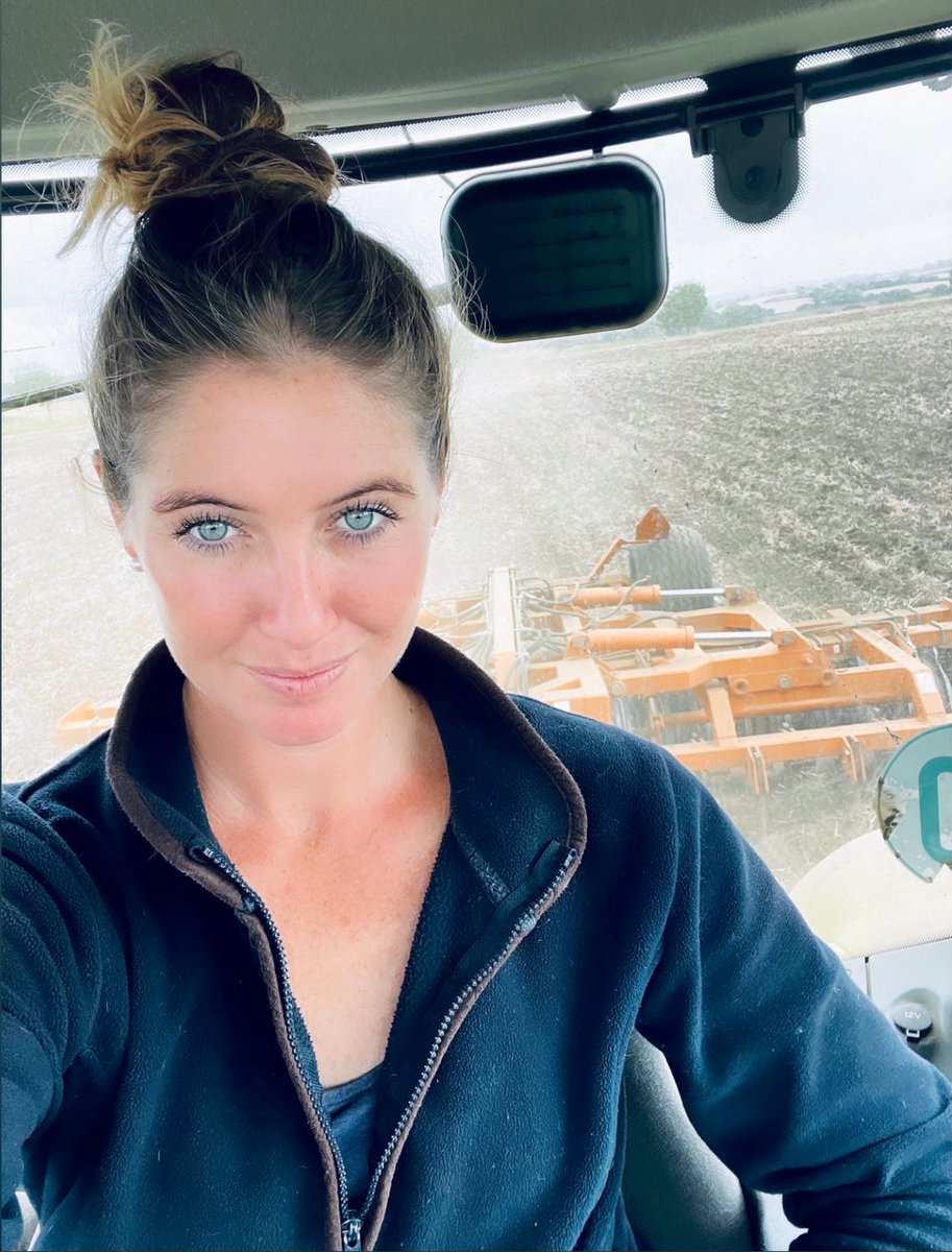 Tash_Wright_'s tweet photo. Went to start combining…. It rained…. Again 🙄 back to the press it is then. #claas #harvest2021 #farming #farm365 @CLAAS_UK @FarmingUK https://t.co/CpMUCcQu6M