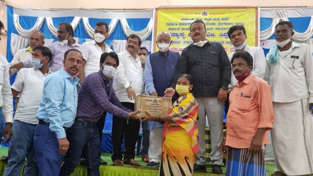 GMSBJP's tweet photo. ಹರಿಹರ ತಾಲ್ಲೂಕಿನ ಕೊಕ್ಕನೂರು ಗ್ರಾಮದಲ್ಲಿ ರಾಜ್ಯ ಕಟ್ಟಡ ಮತ್ತು ಇತರೆ ನಿರ್ಮಾಣ ಕಾರ್ಮಿಕರ ಕಲ್ಯಾಣ ಮಂಡಳಿ ಹಾಗೂ ಕಾರ್ಮಿಕರ ಇಲಾಖೆ ದಾವಣಗೆರೆ ಸಹಯೋಗದೊಂದಿಗೆ ನೊಂದಾಯಿತ ಕಟ್ಟಡ ಕಾರ್ಮಿಕರಿಗೆ ಆಹಾರದ ದಿನಸಿ ಕಿಟ್ ಗಳ ವಿತರಣಾ ಕಾರ್ಯಕ್ರಮಕ್ಕೆ ಚಾಲನೆ ನೀಡಲಾಯಿತು.

#FoodKitDistribution https://t.co/Y5lSLLXRPJ