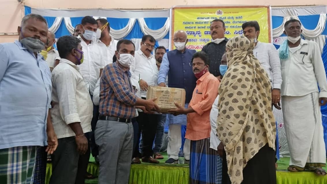 GMSBJP's tweet photo. ಹರಿಹರ ತಾಲ್ಲೂಕಿನ ಕೊಕ್ಕನೂರು ಗ್ರಾಮದಲ್ಲಿ ರಾಜ್ಯ ಕಟ್ಟಡ ಮತ್ತು ಇತರೆ ನಿರ್ಮಾಣ ಕಾರ್ಮಿಕರ ಕಲ್ಯಾಣ ಮಂಡಳಿ ಹಾಗೂ ಕಾರ್ಮಿಕರ ಇಲಾಖೆ ದಾವಣಗೆರೆ ಸಹಯೋಗದೊಂದಿಗೆ ನೊಂದಾಯಿತ ಕಟ್ಟಡ ಕಾರ್ಮಿಕರಿಗೆ ಆಹಾರದ ದಿನಸಿ ಕಿಟ್ ಗಳ ವಿತರಣಾ ಕಾರ್ಯಕ್ರಮಕ್ಕೆ ಚಾಲನೆ ನೀಡಲಾಯಿತು.

#FoodKitDistribution https://t.co/Y5lSLLXRPJ