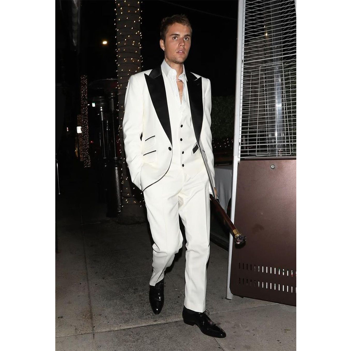 dolcegabbana's tweet photo. @justinbieber spotted in Los Angeles wearing a classic white #DolceGabbana tuxedo.
Photographed by #RoryKramer
#DGCelebs https://t.co/52A9Yl1RjR