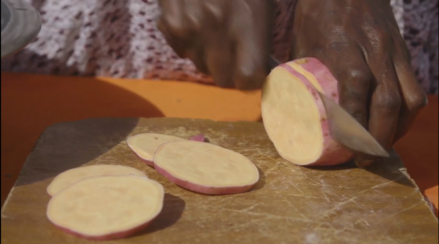 WFP_Kenya's tweet image. In @Baringo_county, @WFP_Kenya has introduced the nutritious, drought-resistant, orange-fleshed sweet potato🍠 #OFSP, supports beekeeping🐝 &amp;amp; pasture production. Watch @shambashapeup this wknd &amp;amp; learn more!
#ClimateAction
#FoodSystems
1.30pm, 21 &amp;amp; 22 August on 📺@citizentvkenya