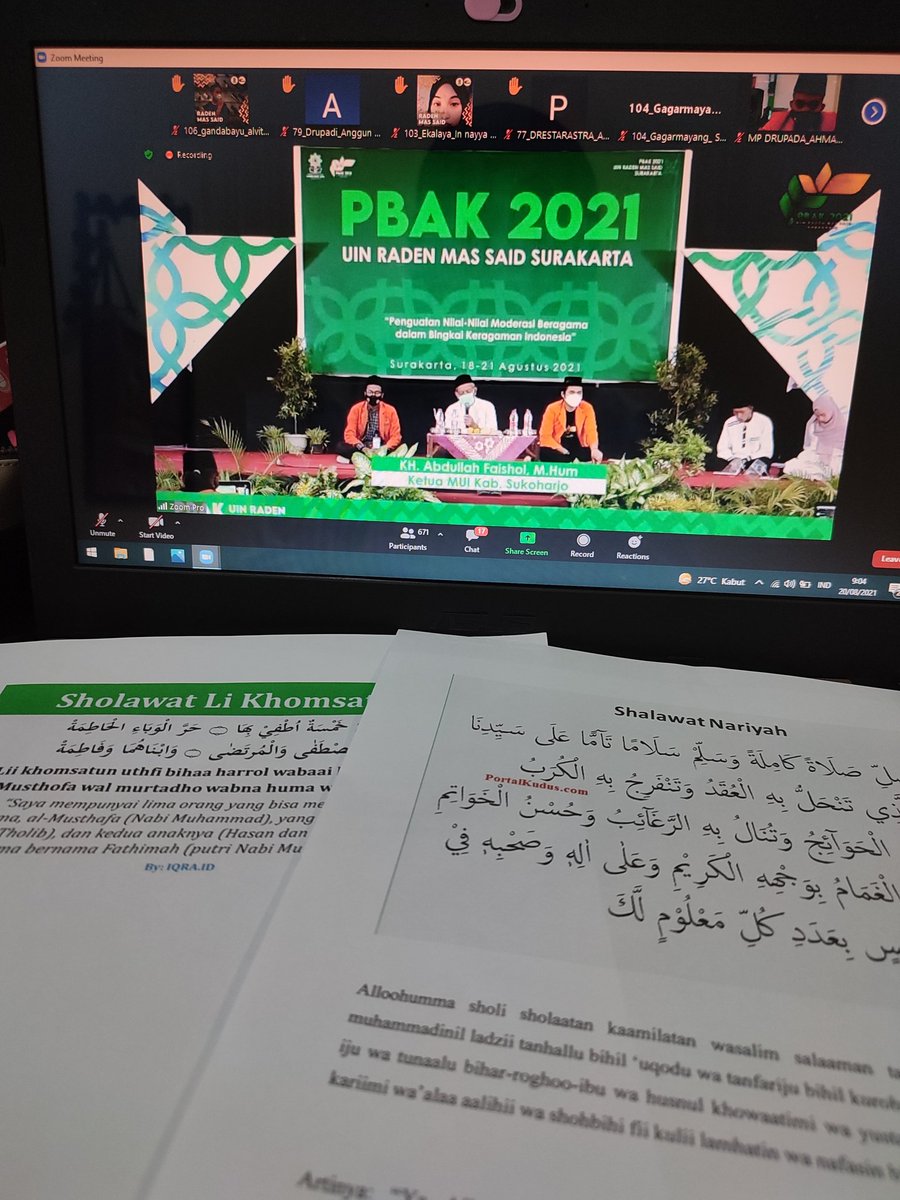 silviaayuartika's tweet photo. asalamualaikum wr.wb 
"SERANGKAIAN ACARA DO'A BERSAMA UNTUK BANGSA "
Di PBAK 2021 UIN Raden Mas said Muda 
Saya Silvia Ayu Artika dari prodi Hukum keluarga Islam. 
Waalaikumsalam wr.wb
#RMSAIDMUDAUNTUKBANGSA https://t.co/iKYVutAoiO