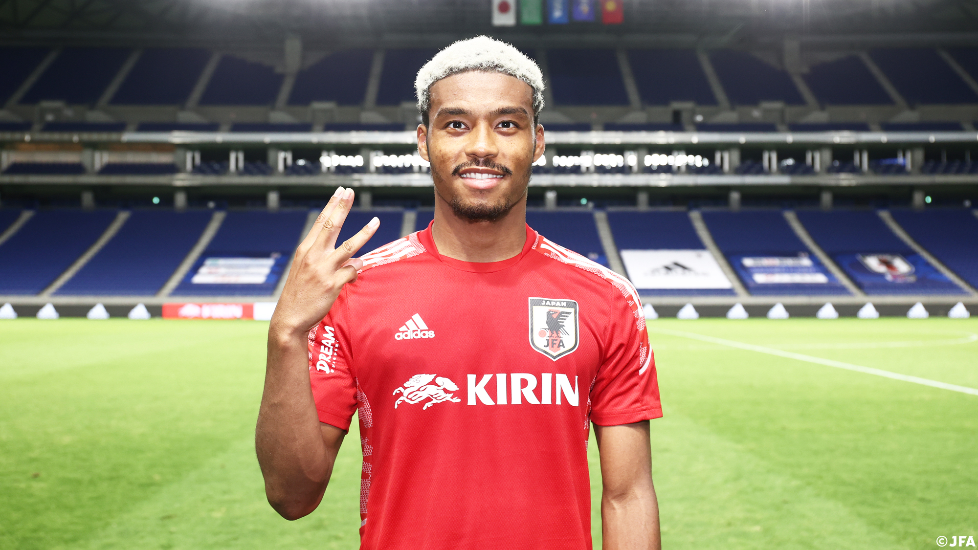 サッカー日本代表 Vs 10 12 埼玉 今日は はいチーズの日 Samuraiblue の選手たちのカメラ目線な写真をお届け 9月2日からfifaワールドカップ22カタール出場を懸けた最終予選が始まります 応援お願いします