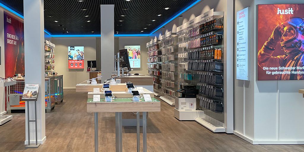 mobilezone's tweet photo. Zwischen Bahnhof und #Munot erstrahlt seit gestern ein frisch umgezogener, geräumiger mobilezone Shop an der #Vorstadt 11 in #Schaffhausen. 📍 Hier findest du neben attraktiven Eröffnungsangeboten neu auch gebrauchte #Smartphones von jusit. Komm vorbei! ❤️ https://t.co/hDQ9j02QnM