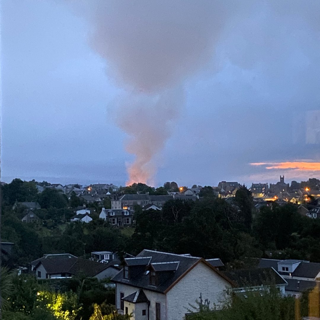 💔Absolutely devastating news to hear that a group of local family and friendly businesses have been badly affected by the fire in Dunoon😔
Our hearts go out to all the owners and employees of all the local shops
Thank you to the Dunoon Fire Department on saving the town 🙏