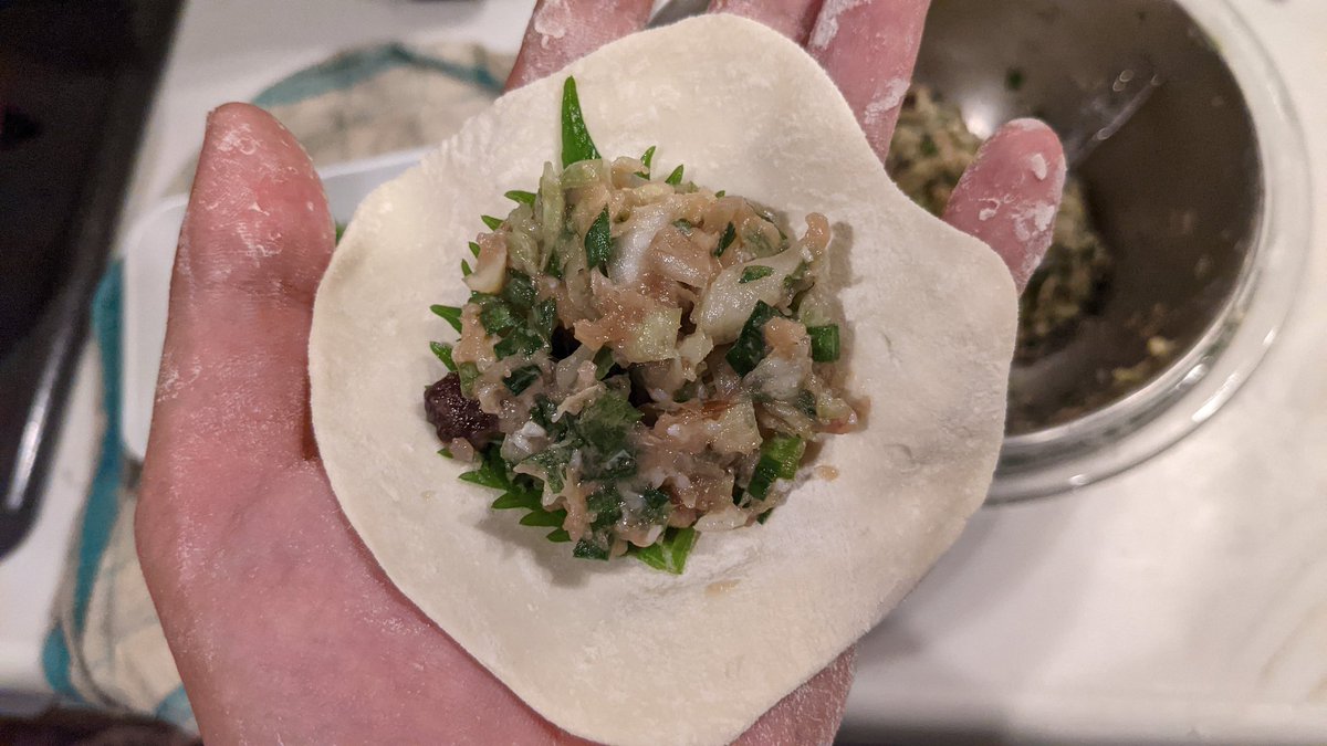 大葉餃子作るおじさん 