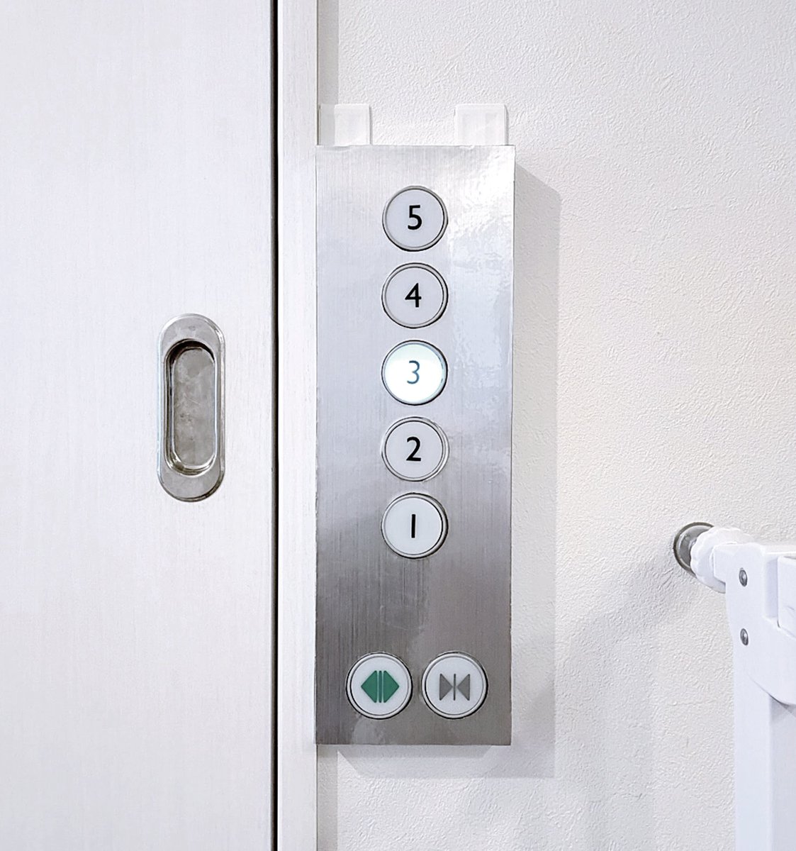 エレベーターのボタン 作りました ガチャガチャを利用してリビングにエレベーターを爆誕させた人現る Togetter