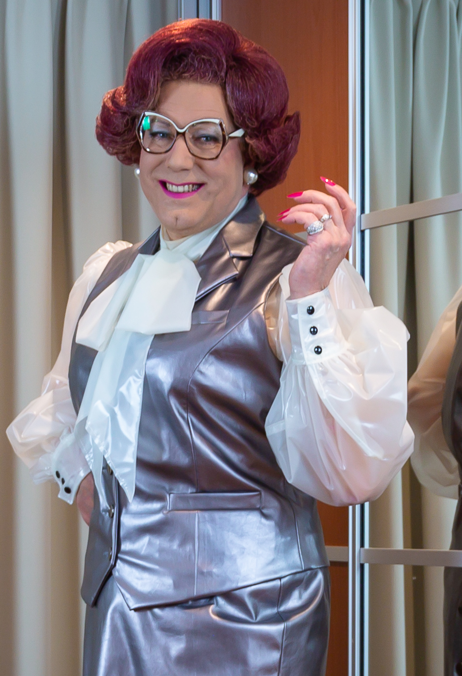 Mrs. Wanda Nylon on Twitter