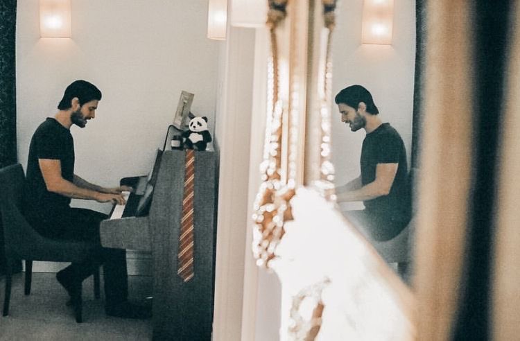 Lemme show you a picture of ben barnes playing piano with gryffindor tie on it to celebrate Happy 40th Birthday 