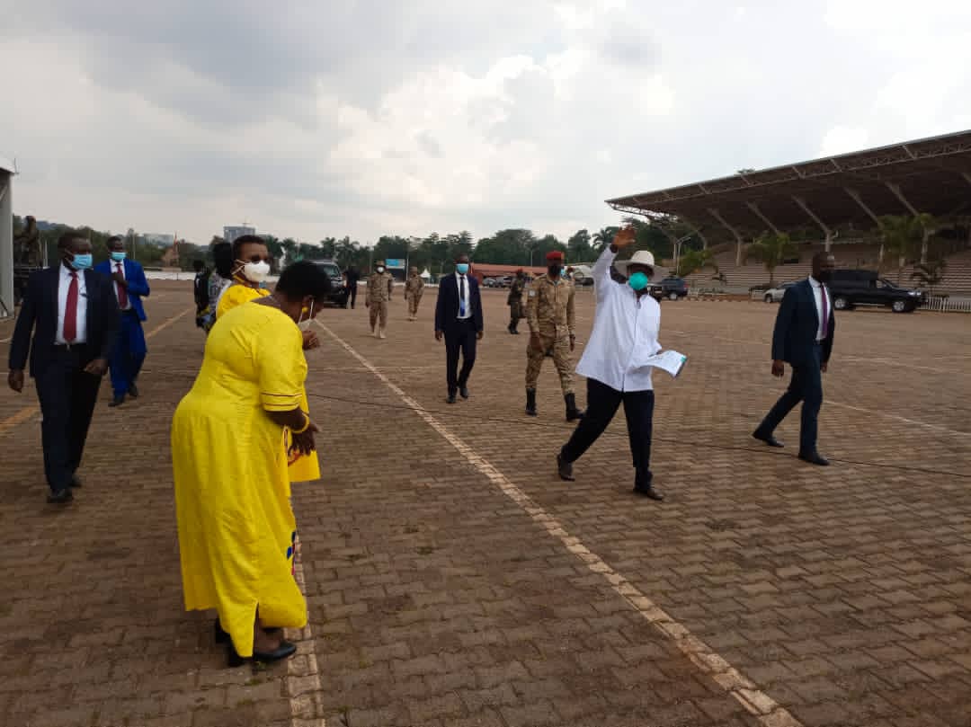 President Kaguta Museveni also the NRM National Chairman arrives at Kololo Ceremonial Grounds. 
The National Chairman says his area of focus for the address will be social economic transformation of the people. #NRMCaucus #NRMMeets
