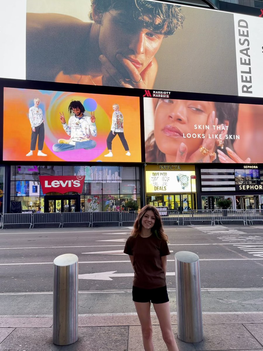 good morning, new york! be sure to stream #summeroflove today 🧡 <a href="/ShawnMendes/">Shawn Mendes</a> <a href="/ShawnAccess/">ShawnAccess</a>