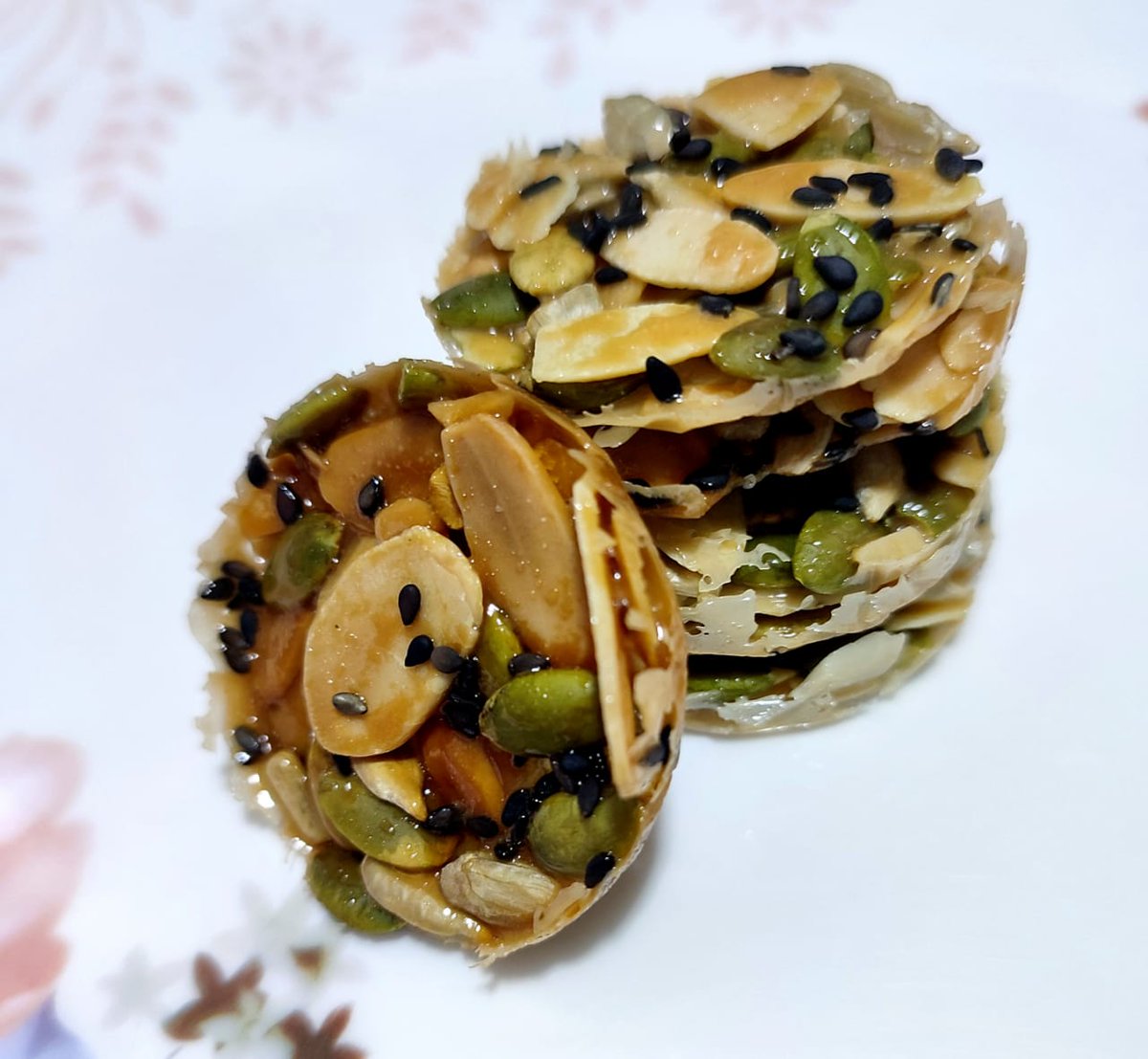 JoAmir_'s tweet photo. @ihsanlikestoeat Assalamualaikum semua, sy terpaksa merayu kpda korang semua untuk support bisnes kawan sy. Dia ada buat cookies homemade. saya mohon sgt belilah dari kawan sy ni utk menampung sewa , kereta n etc. Sila tengok link Whatsapp di bawah ya. boleh rt post sy ni ya kawan2 https://t.co/yvPARt0YD6