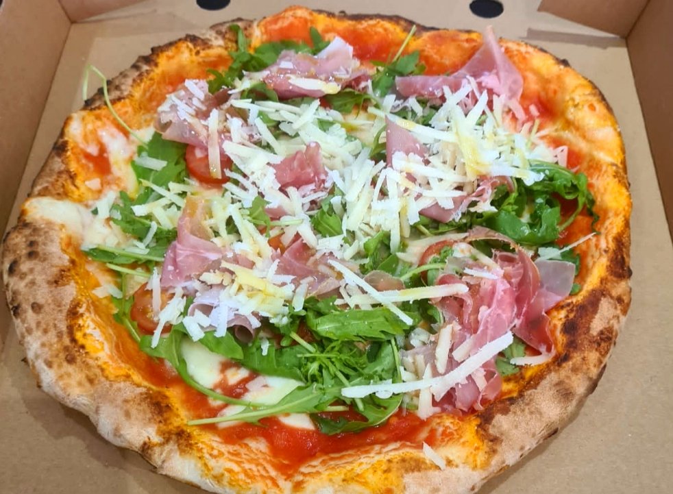 C R U D O  E  R U C O L A

Tomato sauce, mozzarella cheese, Parma ham, rocket salad,  Parmesan cheese shavings and cherry tomatoes 😋