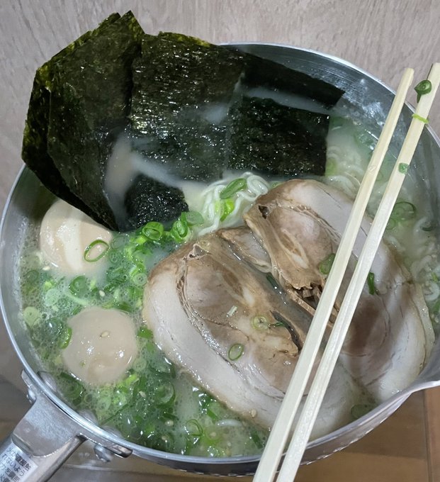 近くに鍋売ってる場所がないのに数時間掛けてでも探し回って食べたかった物_(:3」∠)_
っぱこういうとりあえず定番をぶっ込んだラーメンよ!
なお当然食器も見つからなかったので鍋のまま...
食べにくかった... 