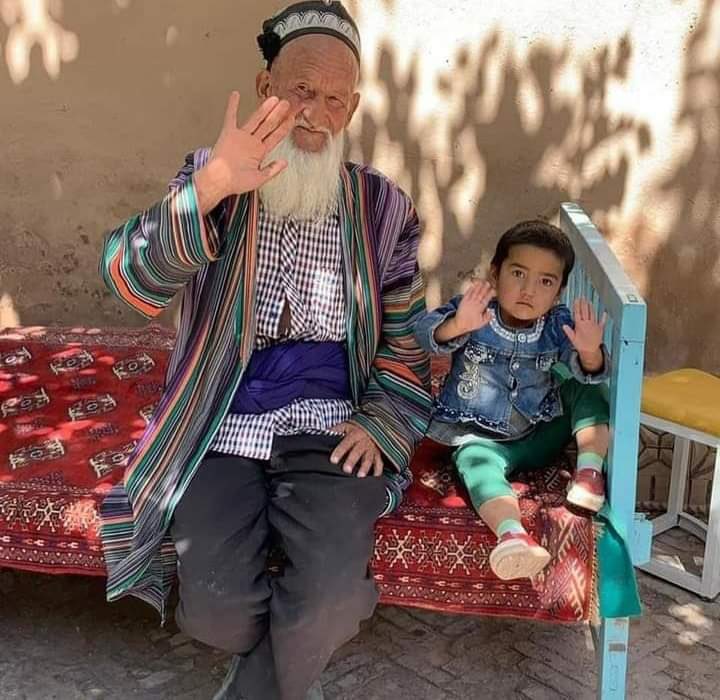 Doğu Türkistanlı Dedelerin torunlarına, torunların dedelerine tekrar kavuşması dileği ile #hayirlicumalar …

#Doğutürkistan #Uygurtürkleri #Uygurçocukları