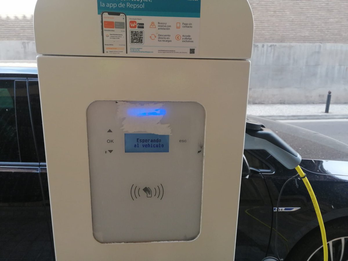 policiazaragoza's tweet image. ℹ️ Cargar tu #VehículoEléctrico en los puntos autorizados en vía pública tiene límites:

👉 Carga normal 2 horas
👉 Carga rápida 30 min

❌ NO son para estacionar

Ayer, #SectorCentro retiró con grúa un 🚙 enchufado sin realizar la carga regulada

+Info.&amp;gt;buff.ly/3Bb9AX1