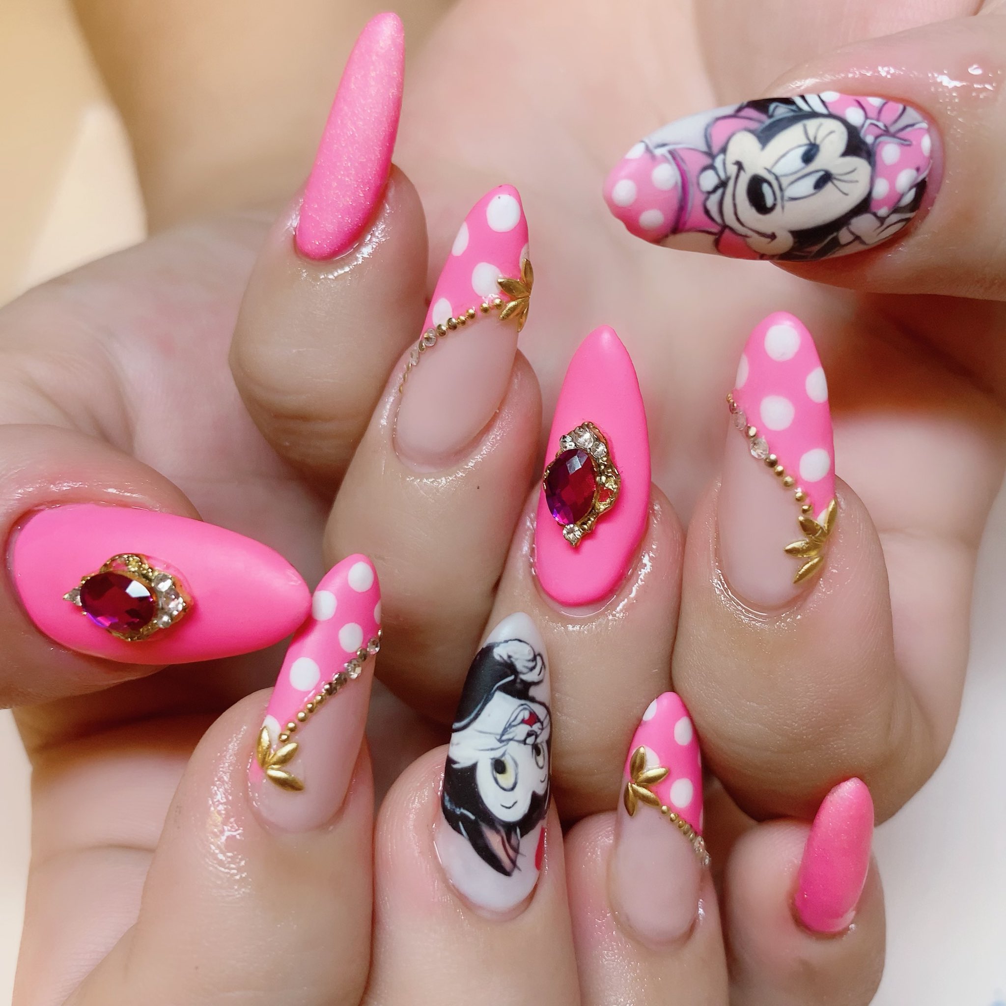 Koririo Nail ディズニーネイル ミニーちゃんのピンクバージョン フィガロも入れました 痛ネイル ディズニーネイル T Co P16eyvewwk Twitter