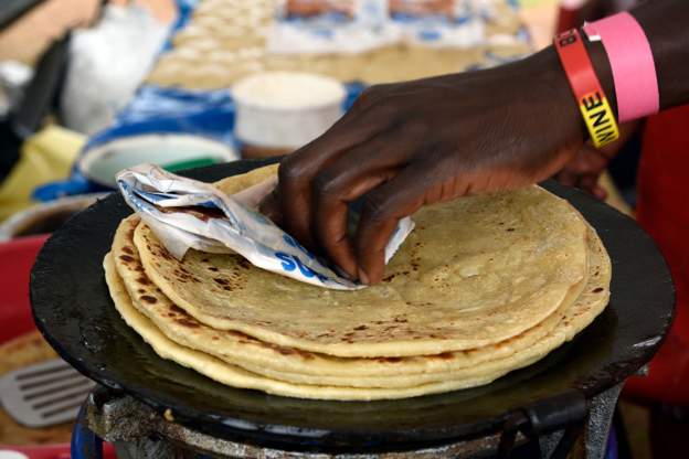 Polisi nchini Uganda wanawakamata watu wanaonunua chapati tano au Zaidi…kunani?
bbc.in/2XJrpxO