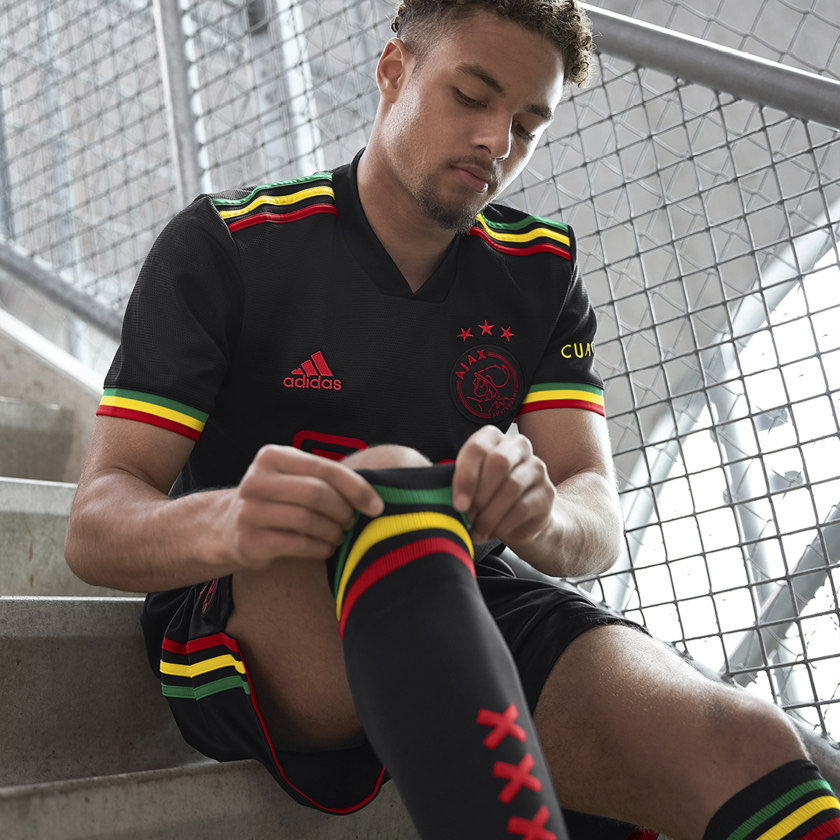 LaCasacaBlog's tweet photo. Este es el esperado away kit del Ajax inspirado en la canción "Three little birds" de Bob Marley que la afición canta en las tribunas. Espectacular!!! https://t.co/xgdRtQRSYP