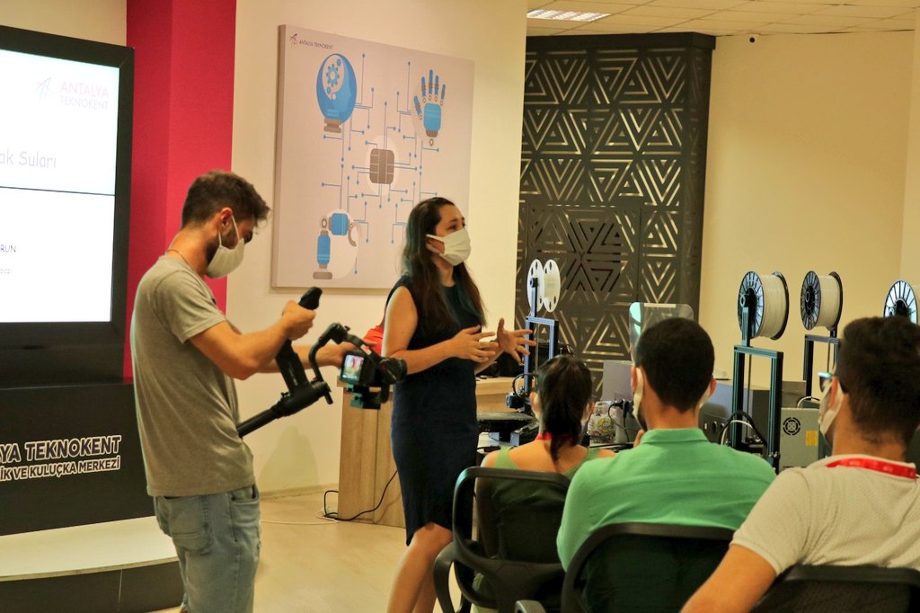 Ateknokent's tweet photo. Gençlik ve Spor Bakanlığı tarafından yürütülen "Limitless Makers" programı kapsamında öğrenciler firmalarımızla bir araya geldiler. Ural Telekom, Uçuş Dünyası ve Meykon şirketlerimiz faaliyet sunumlarını gerçekleştirerek, öğrencilerin sorularını cevaplandırdılar. @Akdenizun https://t.co/v7LlsOmk4O