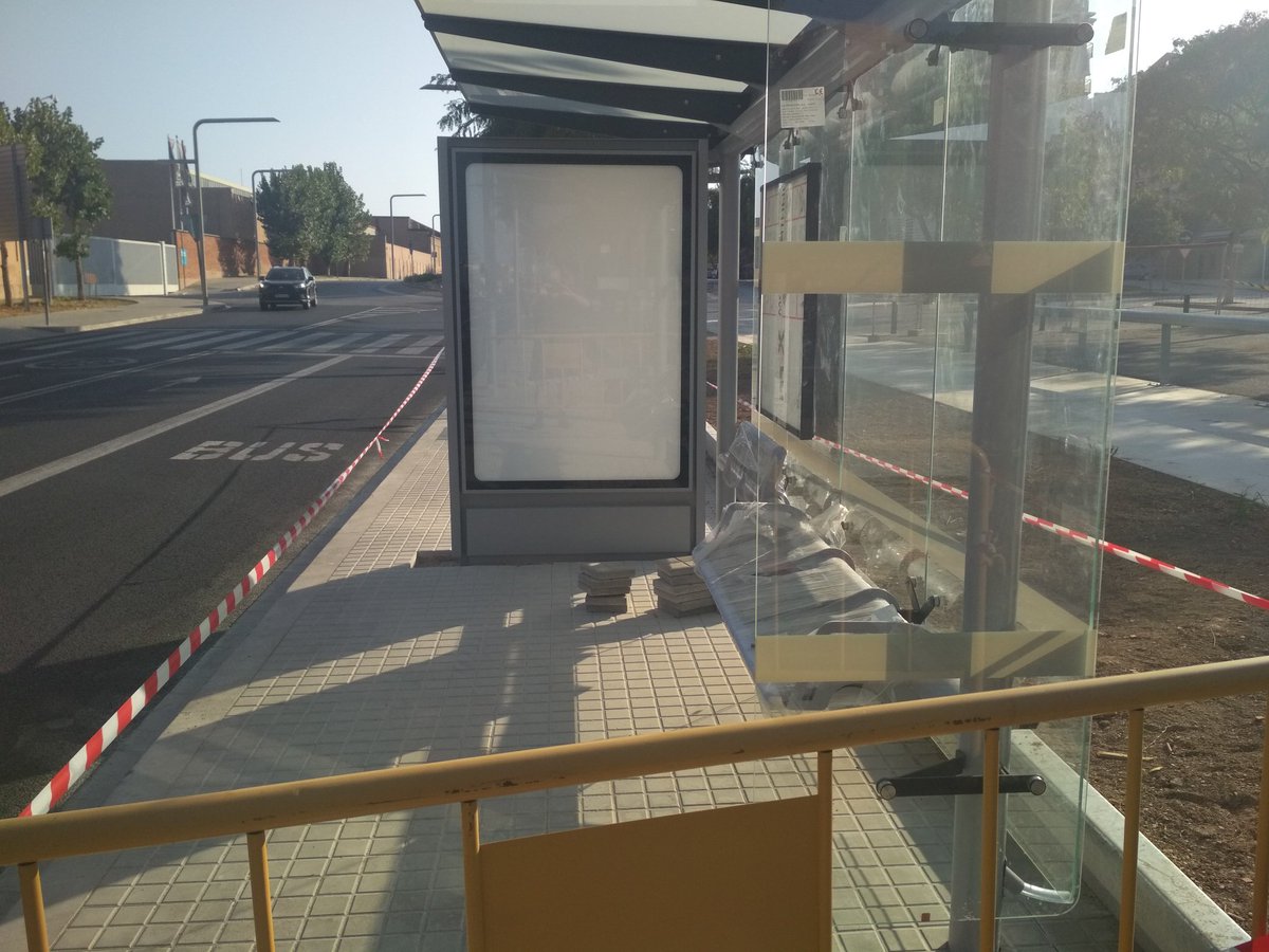 SenyorGos's tweet photo. No soc enginyer, pero n'hi ha prou de mirar les fotos, per veure la cursa d'obstacles. Havent espai de sobres, no hi pot pasar cadira de rodes. #Viladecans #C245 #BarreresArquitectoniques #mobilitatreduida #aixino #molttrist #obranova #malagestio https://t.co/vvJLzvuqw2