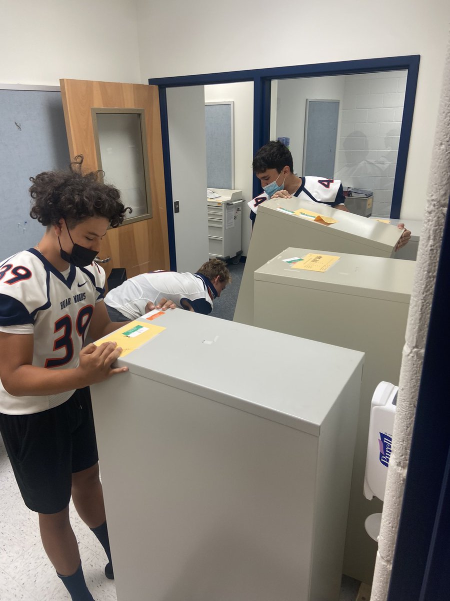 andrejones1185's tweet photo. @BWHSFootball Community service part 2, helping our own teachers and wonderful @sheilalzateBWHS with moving in! Teachers do not get enough credit for the work they put in and all of our boys were excited to give back ! Food bank up next and scrimmage tonight #flywithus https://t.co/m4dkARQhpI