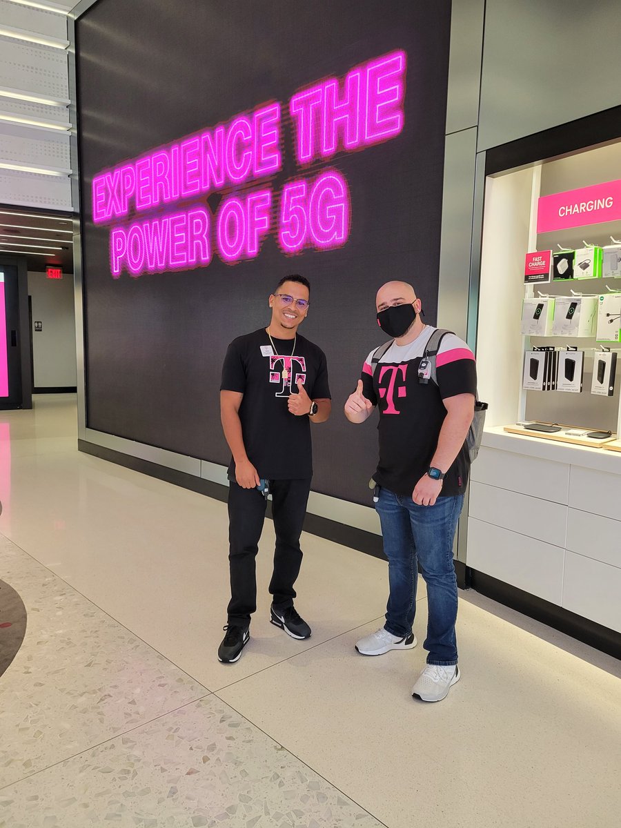 Always a pleasure visiting the Signature Store @TMOSouthBeach. Even better running into old peers @a_don316 @AgustinSPG @katt_magenta #SignatureSouthBeach #RisingTide #Titans #MagentaMagic