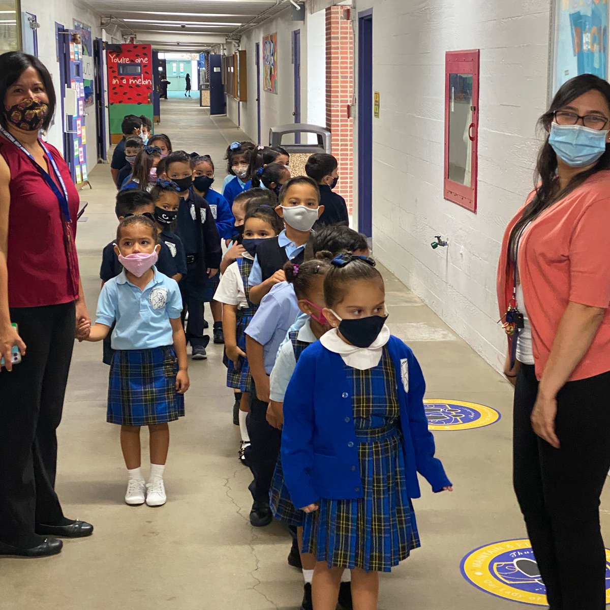 OLPHTK8's tweet image. Our TK Students are being shown campus to familiarize themselves with where things are and who else is on campus with them. 

Wear your mask 😷, wash your hands ✋🏼🤚🏼 often and allow for physical distancing 〰️. 
#olphtk8 #olphdli #olphdowney @DualLanguageLA @CatholicEdLA