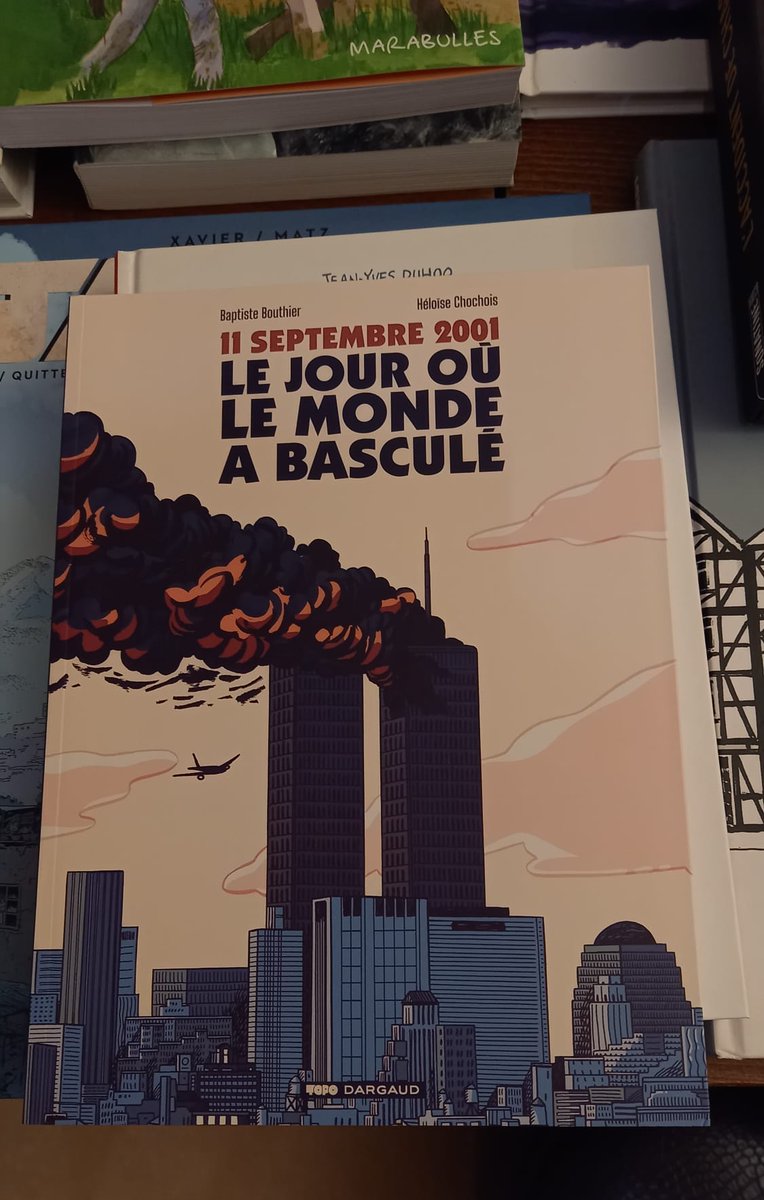 ELLE EST LÀ ! 

"11 septembre 2001, le jour où le monde a basculé" est disponible depuis aujourd'hui dans toutes les librairies 🤗

Ravi d'avoir scénarisé cette riche BD avec Héloïse Chochois aux dessins

Aux <a href="/EditionsDargaud/">Editions Dargaud</a> et éditions <a href="/TopoRevue/">Topo</a>