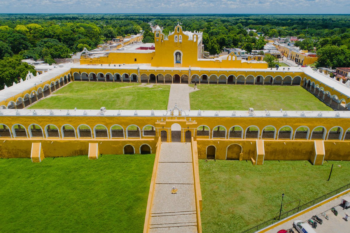 Experience the magic of Izamal, Yucatán 💛✨
📸: @enso861 
.
.
.
#izamal #yucatan #yucatanmexico #visitmexico #mexico #merida #viajar #vacation #magic #yellow #sky #photooftheday #exploremexico #mayan #travel #friday #convento #dji #djimexico