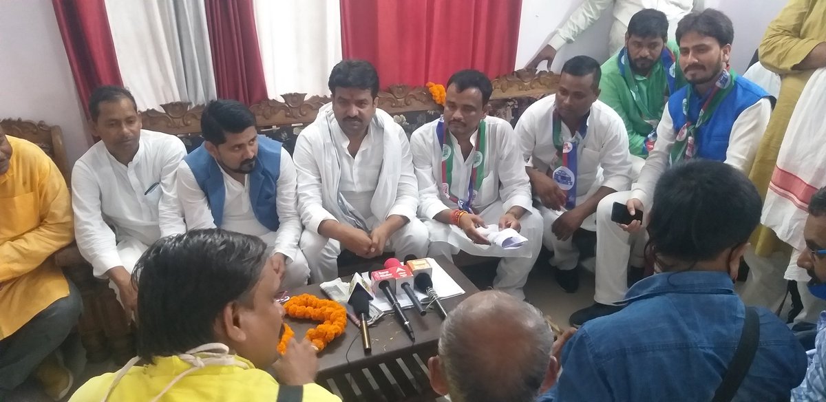 lojpa_singh's tweet image. आज बक्सर परिसदन में प्रेष कांफ्रेंस करते हुए बड़े भाई श्री हुलास पांडेय जी, बड़े भाई श्री यामिनी रंजन मिश्रा जी व बक्सर लोजपा जिलाध्यक्ष अखिलेश कुमार सिंह
@iChiragPaswan @LJP4India @rajutiwari1997 @SaurabhMsPandey @hulaspandeyljp
