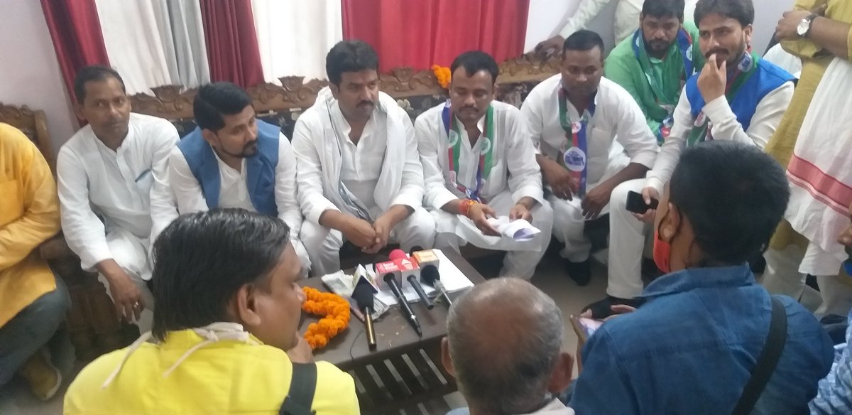 lojpa_singh's tweet image. आज बक्सर परिसदन में प्रेष कांफ्रेंस करते हुए बड़े भाई श्री हुलास पांडेय जी, बड़े भाई श्री यामिनी रंजन मिश्रा जी व बक्सर लोजपा जिलाध्यक्ष अखिलेश कुमार सिंह
@iChiragPaswan @LJP4India @rajutiwari1997 @SaurabhMsPandey @hulaspandeyljp