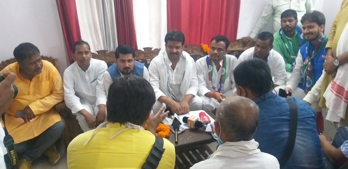 lojpa_singh's tweet image. आज बक्सर परिसदन में प्रेष कांफ्रेंस करते हुए बड़े भाई श्री हुलास पांडेय जी, बड़े भाई श्री यामिनी रंजन मिश्रा जी व बक्सर लोजपा जिलाध्यक्ष अखिलेश कुमार सिंह
@iChiragPaswan @LJP4India @rajutiwari1997 @SaurabhMsPandey @hulaspandeyljp