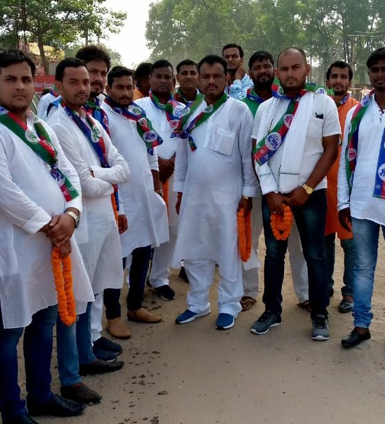 lojpa_singh's tweet image. आज आशीर्वाद यात्रा की तैयारी को लेकर बक्सर में बड़े भाई श्री हुलास पांडेय जी व बड़े भाई श्री यामिनी रंजन मिश्रा जी के स्वागत के लिए बक्सर गोलंबर पर पार्टी के साथियों के साथ
@iChiragPaswan @LJP4India @rajutiwari1997 @SaurabhMsPandey @hulaspandeyljp