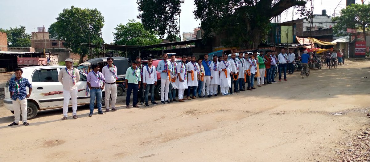 lojpa_singh's tweet image. आज आशीर्वाद यात्रा की तैयारी को लेकर बक्सर में बड़े भाई श्री हुलास पांडेय जी व बड़े भाई श्री यामिनी रंजन मिश्रा जी के स्वागत के लिए बक्सर गोलंबर पर पार्टी के साथियों के साथ
@iChiragPaswan @LJP4India @rajutiwari1997 @SaurabhMsPandey @hulaspandeyljp