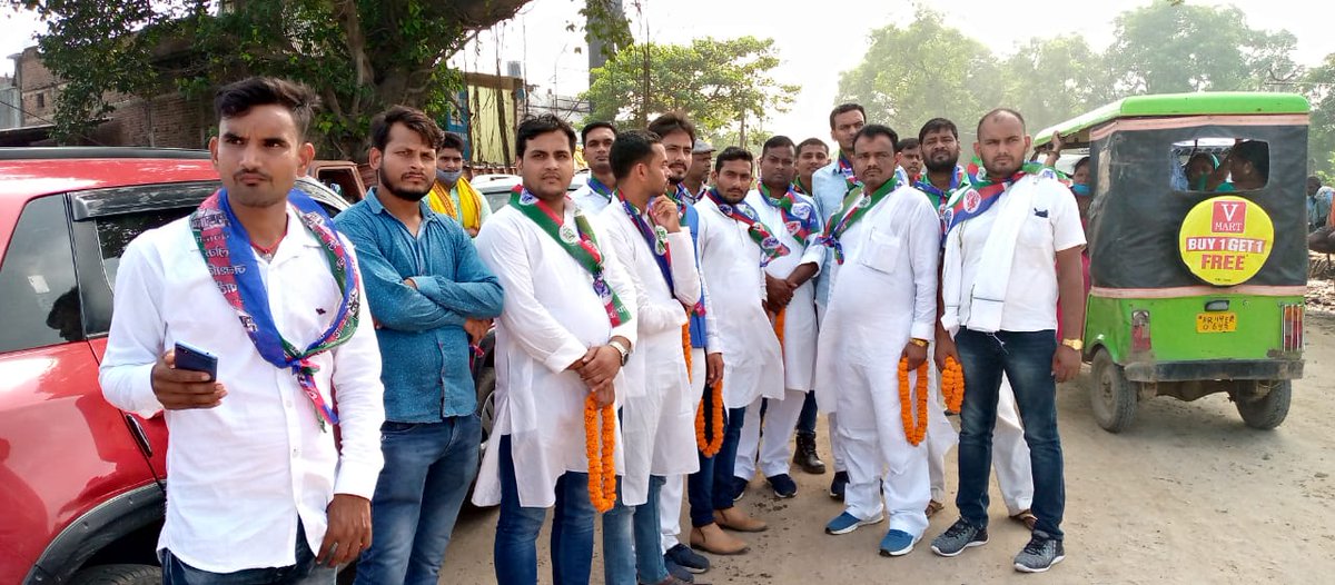 lojpa_singh's tweet image. आज आशीर्वाद यात्रा की तैयारी को लेकर बक्सर में बड़े भाई श्री हुलास पांडेय जी व बड़े भाई श्री यामिनी रंजन मिश्रा जी के स्वागत के लिए बक्सर गोलंबर पर पार्टी के साथियों के साथ
@iChiragPaswan @LJP4India @rajutiwari1997 @SaurabhMsPandey @hulaspandeyljp