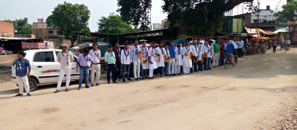 lojpa_singh's tweet image. आज आशीर्वाद यात्रा की तैयारी को लेकर बक्सर में बड़े भाई श्री हुलास पांडेय जी व बड़े भाई श्री यामिनी रंजन मिश्रा जी के स्वागत के लिए बक्सर गोलंबर पर पार्टी के साथियों के साथ
@iChiragPaswan @LJP4India @rajutiwari1997 @SaurabhMsPandey @hulaspandeyljp