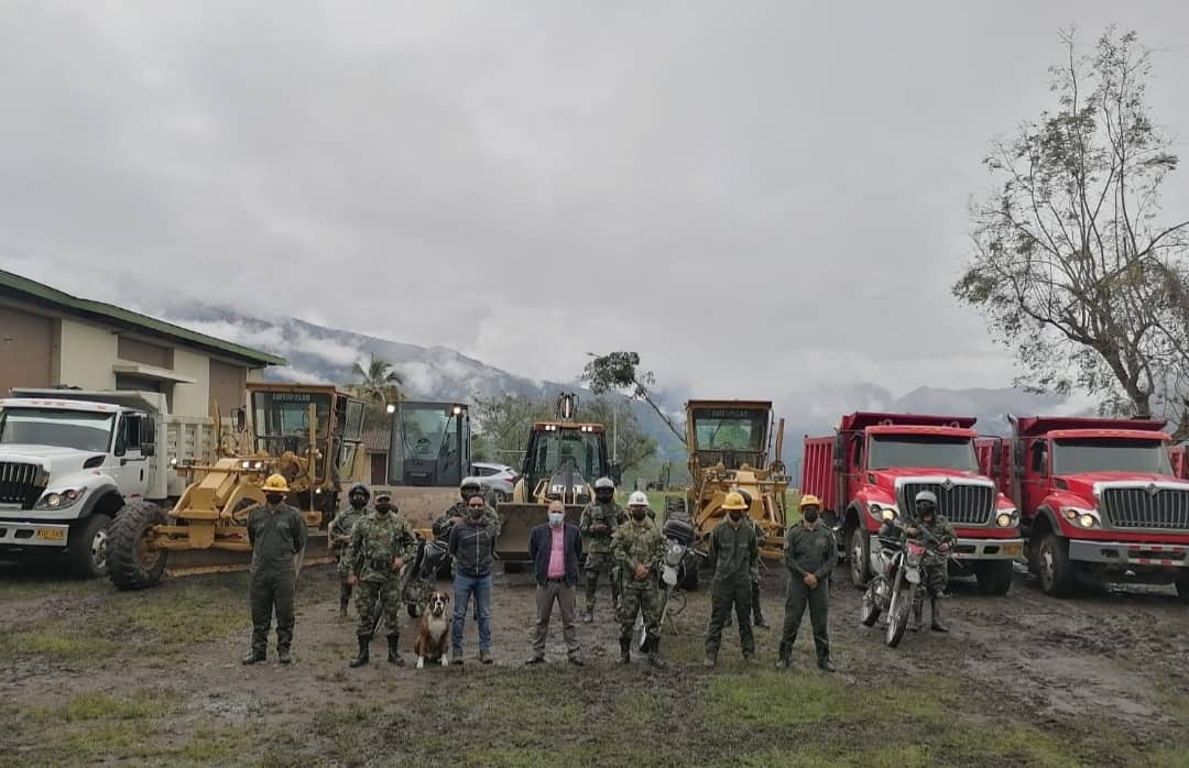 Biosp04's tweet photo. Mediante Acción Unificada entre Ejército- @gobantioquia  @epmestamosahi -Alcaldia de Ituango, @graljuvenaldiaz se da apertura al inicio de las obras de manteniniento de 38 Km de las vías terciarias, logrando beneficiar a 15000 personas. 
#construimosprogreso #SomosSuEjército https://t.co/kJ7AJBXNGq