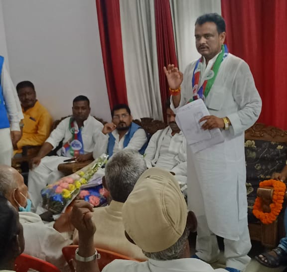 lojpa_singh's tweet image. आज बक्सर परिसदन में आशीर्वाद यात्रा की तैयारी को लेकर बैठक को संबोधित करते हुए पार्टी जिलाध्यक्ष अखिलेश कुमार सिंह
@iChiragPaswan @LJP4India @rajutiwari1997 @SaurabhMsPandey @hulaspandeyljp