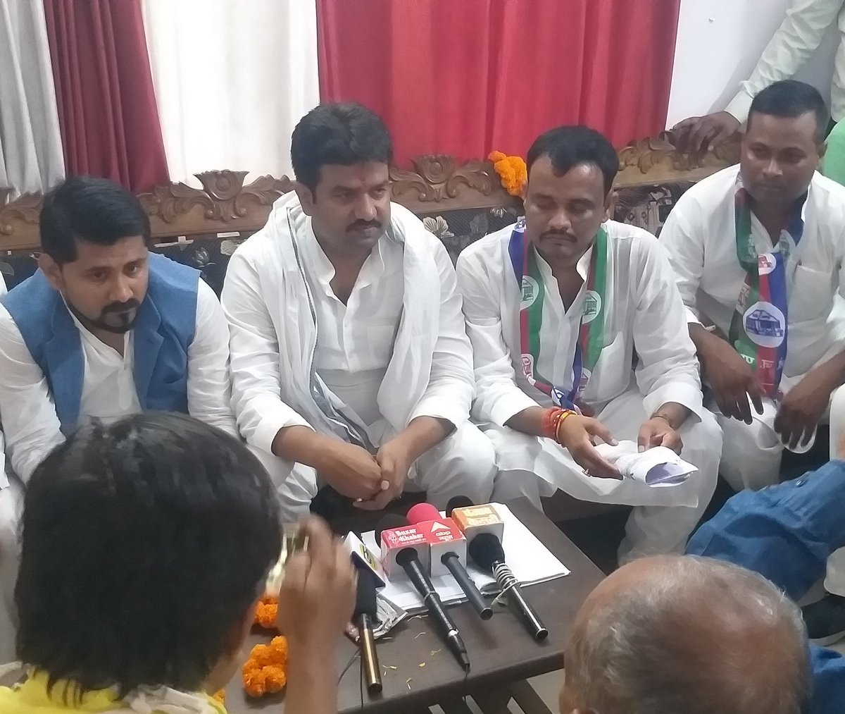 lojpa_singh's tweet image. आज बक्सर परिसदन में प्रेष कांफ्रेंस करते हुए बड़े भाई श्री हुलास पांडेय जी, बड़े भाई श्री यामिनी रंजन मिश्रा जी व बक्सर लोजपा जिलाध्यक्ष अखिलेश कुमार सिंह
@iChiragPaswan @LJP4India @rajutiwari1997 @SaurabhMsPandey @hulaspandeyljp