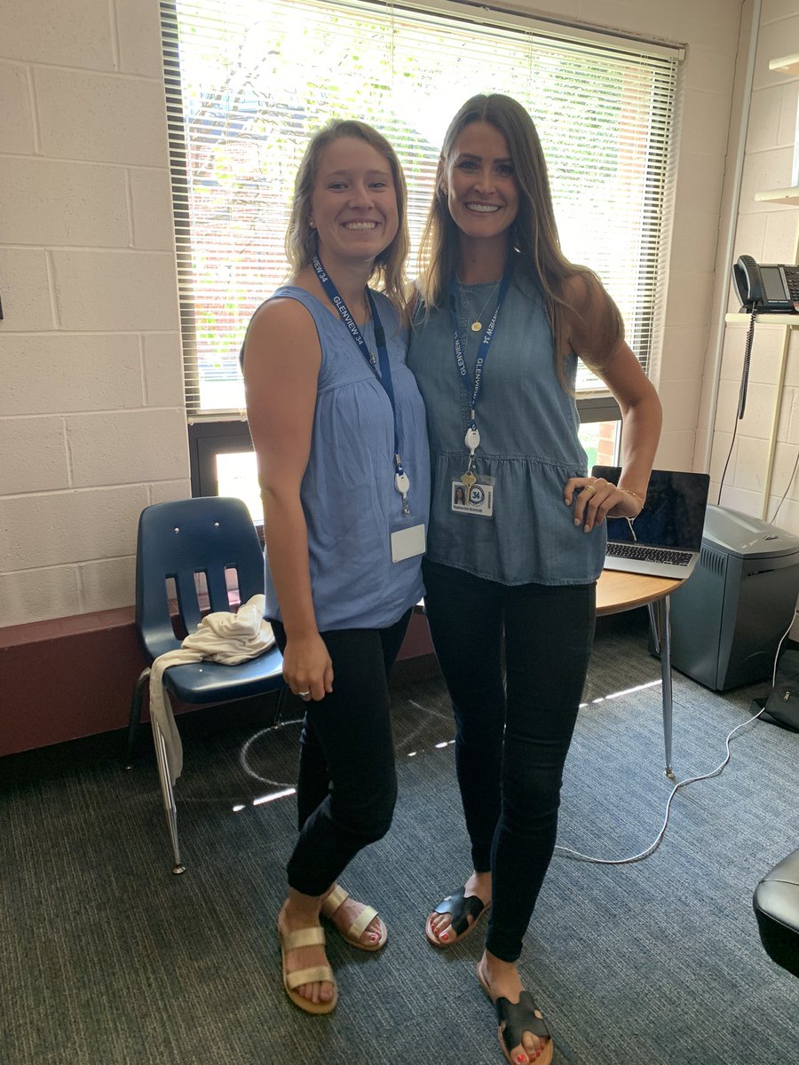 That moment when your psych and psych intern show up wearing the same thing!!! 🤣 #hoffmanhornets #WeAreD34