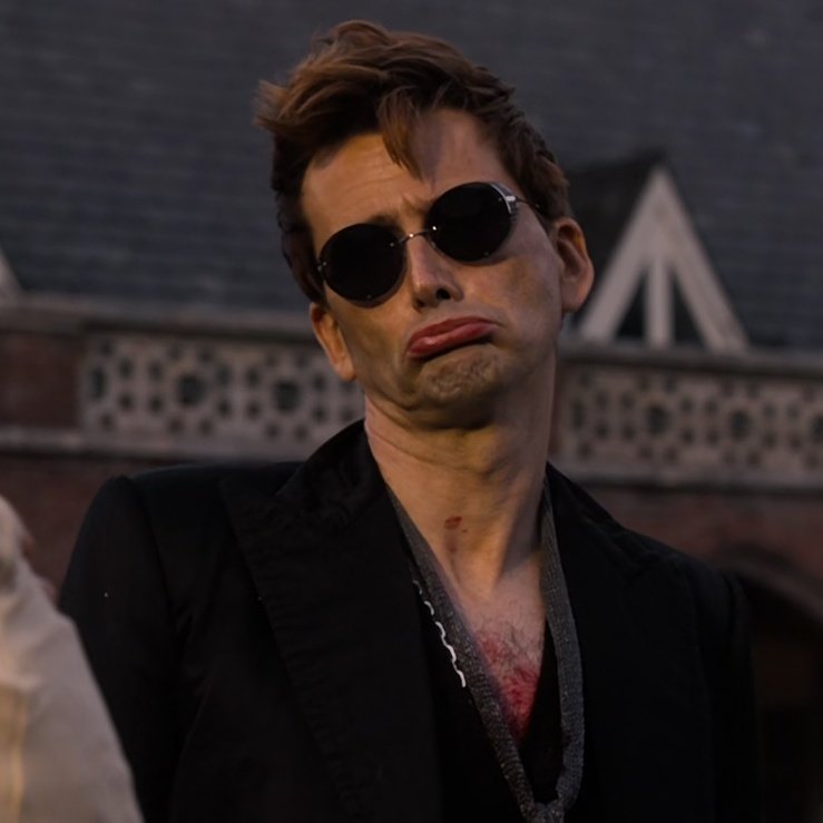 Дэвид теннант демон кроули. Благие знамения теннант. Кроули благие знамения актер. Дэвид теннант демон кроули. Благие знамения теннант.