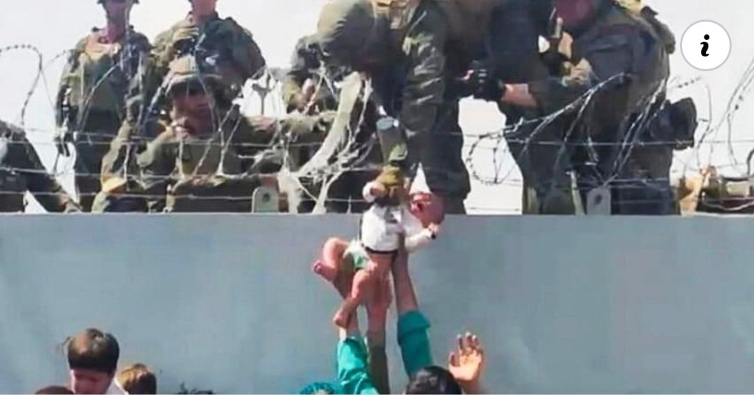 fedemagveg's tweet photo. Kabul, il dramma di una madre.#KabulAiport
#Afganisthan #afganchild https://t.co/rKAWUUVksZ
