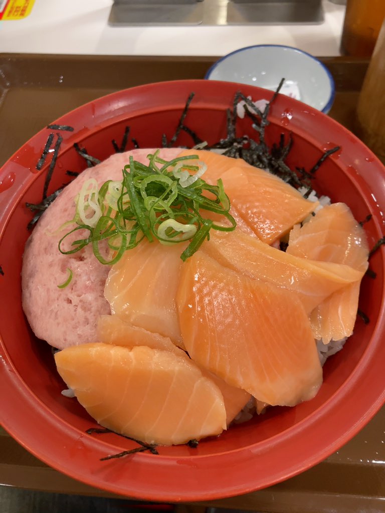 赫赫 على تويتر 赫赫ディナーはすき家の新商品サーモンまぐろたたき丼 フリスビー丼にサーモンを追加したやつ 値段は牛丼より高めだけど具の量が多いので満足 すきパス対象外なのが残念である