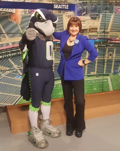 MJMCDERMOTT's tweet photo. Look who came in today to do Weather with me! It's Blitz! Go Hawks! #Q13FOX #BlitzTheSeahawk https://t.co/aNlRSFvVNe