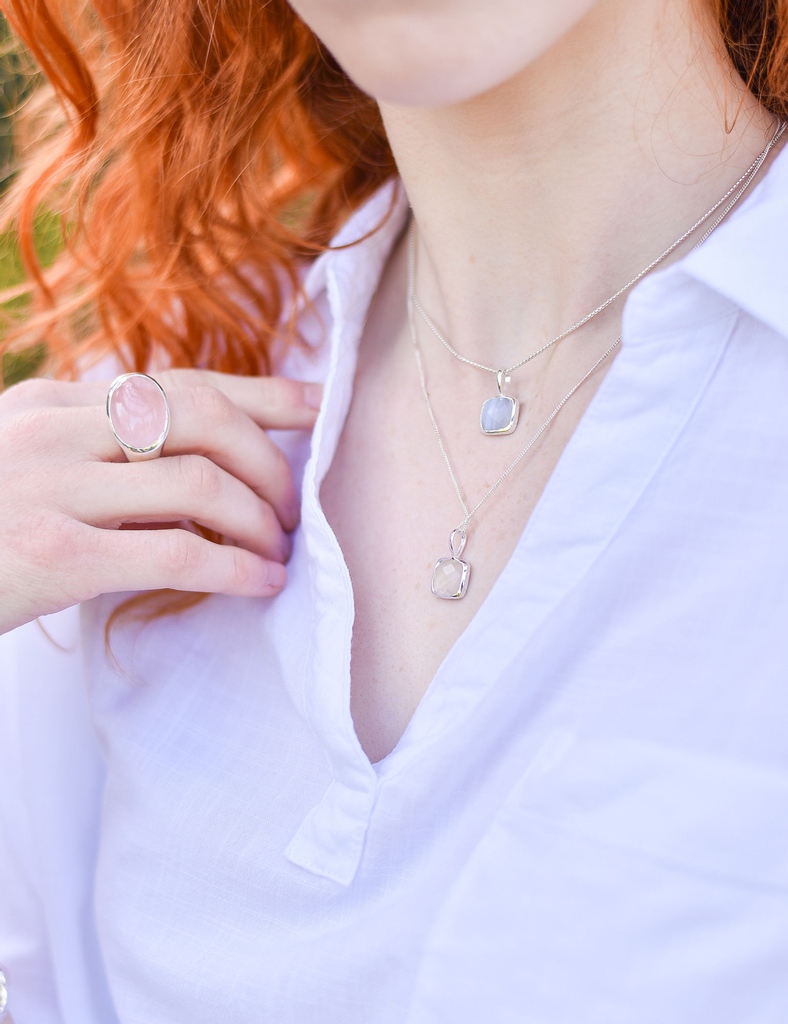 Milina_London's tweet photo. Varying lengths of chains and different coloured gemstones for a subtle layered look x

#GemstonePendants
#GemstoneNecklaces
#LayeredNecklaces
#StackingNecklaces
#HandmadeNecklaces
#HandcraftedJewellery
#EthicalFashion
#ArtisanJewellery
#MilinaLondon https://t.co/5aORwKAZk4