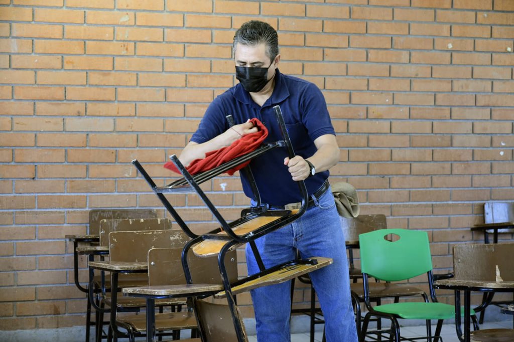 SegobCoahuila's tweet photo. La @SegobCoahuila se suma a padres de familia, trabajadores manuales, maestros y directivos de la Escuela Secundaria “Dora Madero”, en labores de limpieza y desinfección de esta escuela, dando seguimiento a la estrategia del Gobernador @mrikelme para un regreso a clases seguro. https://t.co/PRXoqAHIfI