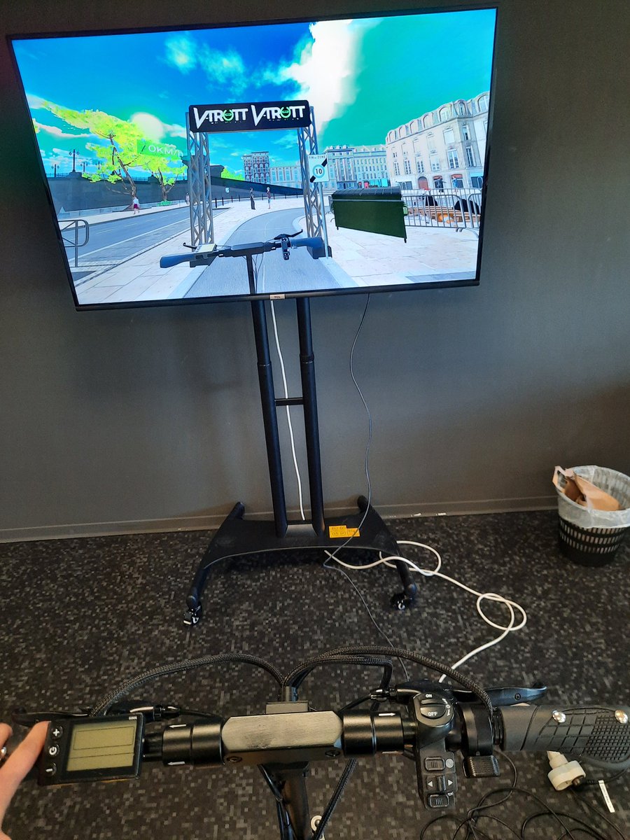 MWheel_Fr's tweet photo. Aujourd'hui, c'est essai  #simulateur version bêta  #Vtrott pour les membres de la  #teamMWheel novices en #trottinettesÉlectriques #innovation #Mprevention #securité #apprentissage #MobilitéResponsable https://t.co/e7sW7gWkty