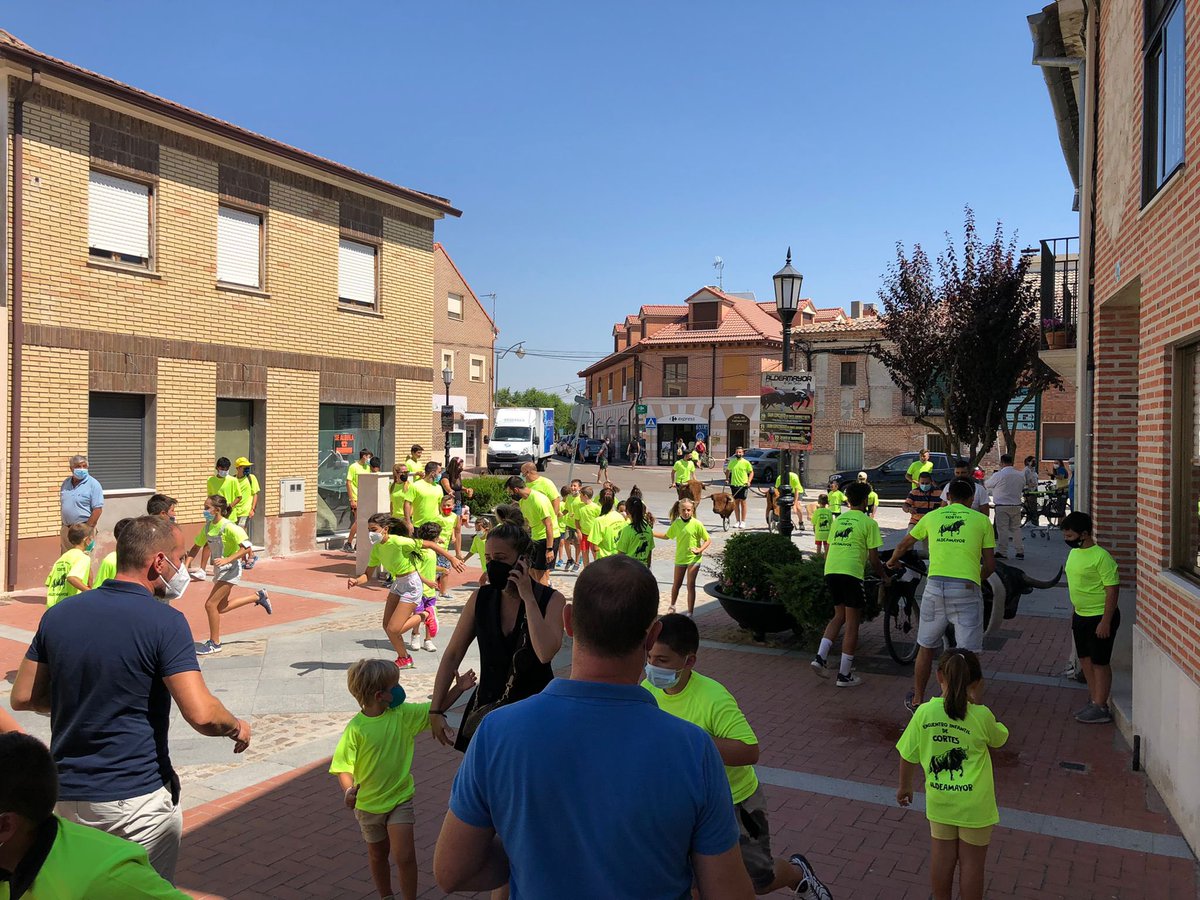 SentirTaurino1's tweet photo. Tras un concurso con carretones, ha tenido lugar un encierro por la Calle Larga. 
Las imágenes atestiguan el gran éxito de este Taller. 
#sialosniñosenlostoros https://t.co/L8zoD1UifJ